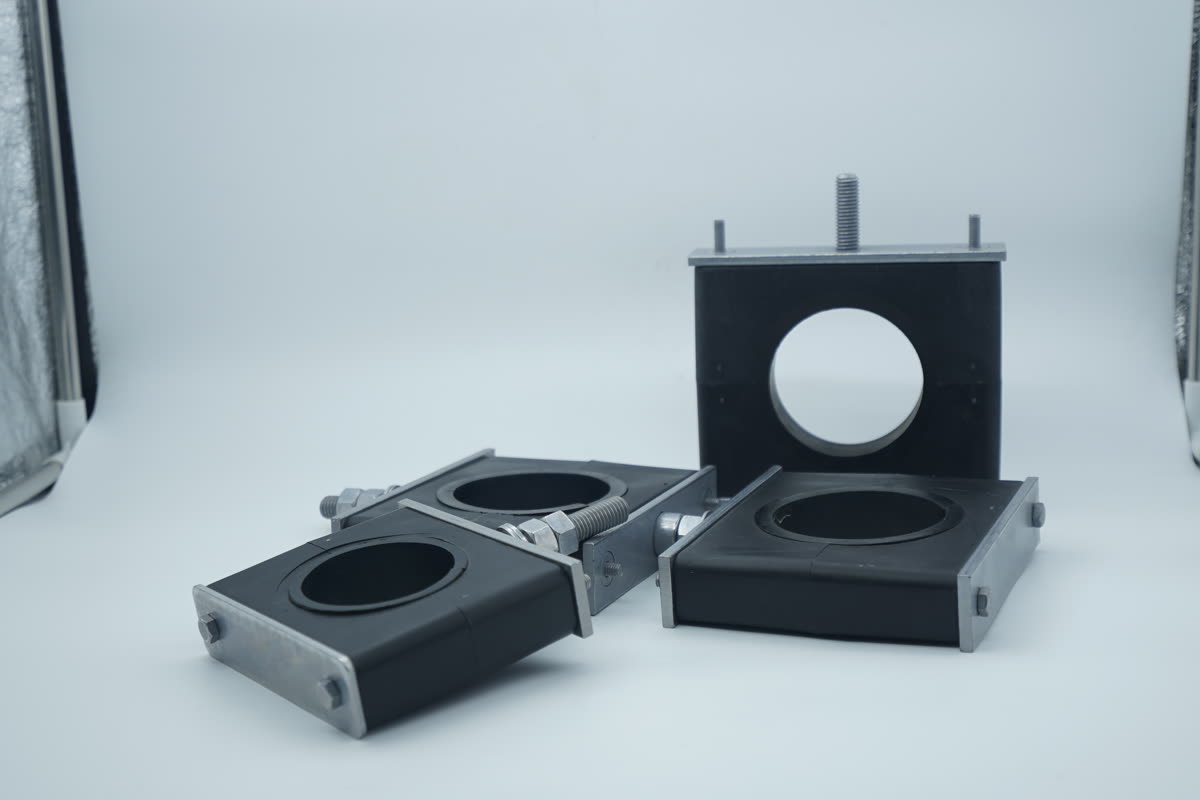 TS-200 twin-series side-by-side wind turbine pipe clamp for pitch and yaw hydraulic feed and return lines